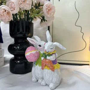 Nahaufnahme der Osterhasen aus Residenz mit Karotte und Glitzerei und handgemalter Textur