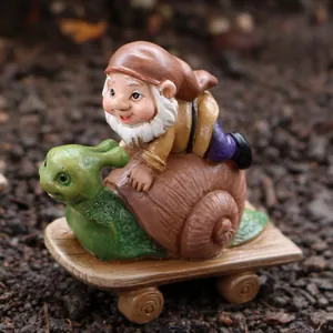 Detail einer Gartenfigur Zwerg auf Riesenschnecke als wetterfeste Outdoor Dekoration