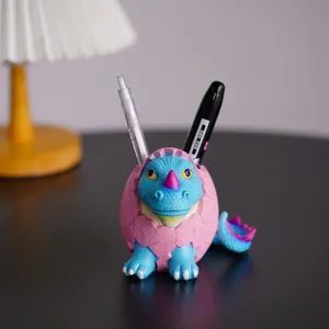Kreativer Stifthalter aus Harz im Dino-Ei-Design in Blau und Rosa für den Schreibtisch