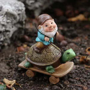 Detail der Gartenfigur Zwerg auf Schildkröte mit Skateboard-Basis in Holzoptik