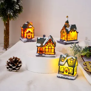 Set di 4 casette del villaggio di Natale in resina luminosa con tetti innevati e LED