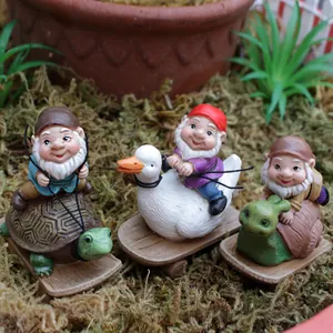 Drei Gartenzwerge reiten auf Schildkröte, Ente und Schnecke auf Holzrollern