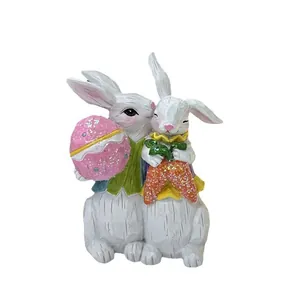 Osterhasen-Figuren aus Harz mit buntem Ei und Karotte für die Heimdekoration
