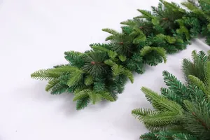 Détail d'une guirlande de pin artificiel avec des aiguilles en PVC pour décoration de fête