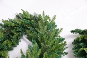 Détails denses des aiguilles de pin en PVC et branches d'épicéa pour guirlande de Noël