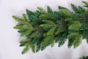 Vue détaillée d'aiguilles de pin en PVC et de branches d'épicéa pour décor de Noël