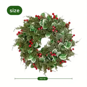 Dettaglio di una ghirlanda natalizia da 50 cm con bacche rosse e foglie con effetto gelo
