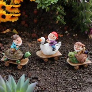 Dreiteiliges Garten-Zwerge-Set auf Schnecken-, Schildkröten- und Gans-Rollern für draußen