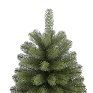 Gros plan d'un sapin de Noël artificiel réaliste en PE avec des aiguilles vertes denses