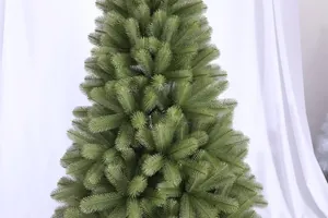 Détail des branches de sapin de Noël artificiel en PE vert avec aiguilles denses