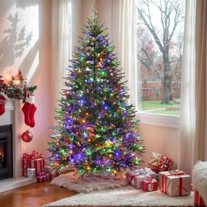 Dettaglio dell'albero di Natale in PE con luci LED colorate e base in finta pelliccia bianca