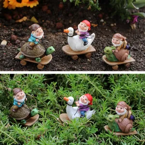 Gartenzwerge auf Roller Statuen, die auf Schildkröte, Gans und Schnecke reiten