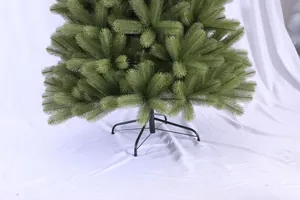 Détail d'aiguilles en PE dense et support métallique robuste pour sapin de Noël artificiel