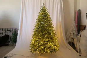 Dettaglio dell'albero di Natale artificiale verde con luci LED bianco caldo e aghi di pino