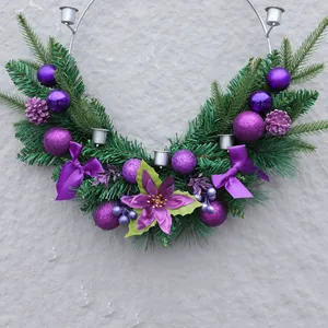 Details des Weihnachtskranzes mit lila Ornamenten, Zapfen und fünf Metall Kerzenhaltern