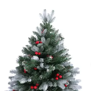 Dettaglio dell'albero di Natale in PE PVC innevato con bacche rosse decorative