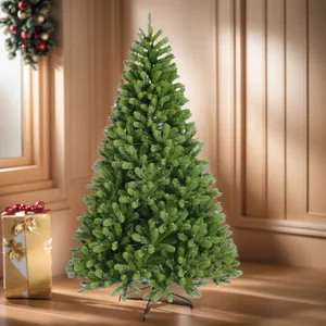 Detailansicht eines grünen PE Künstlicher Weihnachtsbaum mit dichten Zweigen und Metallständer