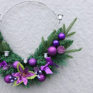 Detail eines lila Weihnachts-Kerzenkranzes mit Tannennadeln und Ornamenten