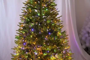 Dettaglio di un albero di Natale in PE premium con luci LED multicolore integrate