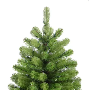 Üppiger künstlicher Weihnachtsbaum mit LED-Beleuchtung auf weißem Hintergrund