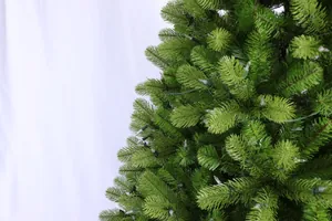 Nahaufnahme einer grünen PE-Weihnachtsbaum-Nadeln mit integrierten LED-Lichtern auf Weiß