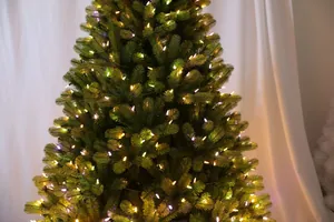 Dettaglio delle luci LED bianco caldo sugli aghi di un albero di Natale artificiale in PE
