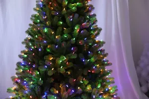 Dettaglio degli aghi di albero di Natale in PE con luci LED colorate e brillanti