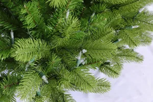 Detailaufnahme der realistischen PE-Tannennadeln mit einer dekorativen Lichterkette