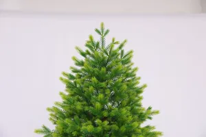 Nahaufnahme der realistischen hellgrünen PE-Nadeln und abgestuften Zweigspitzen des Weihnachtsbaums