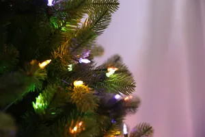 Dettaglio dei rami dell'albero di Natale artificiale con luci a LED multicolori vivaci
