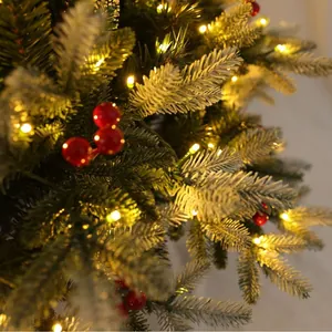 Albero di Natale in PVC e PE verde con bacche rosse, neve finta e luci a LED