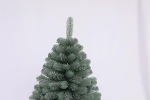 Dettaglio degli aghi di abete blu sulla punta di un albero di Natale artificiale denso