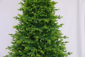 Detaillierte Makroansicht realistischer mehrfarbiger grüner PE-Tannennadeln am Weihnachtsbaum