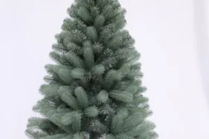 Primo piano di aghi di abete blu realistici su un ramo di albero di Natale