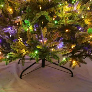 Albero di Natale artificiale in PE con luci LED colorate su una base in metallo nero
