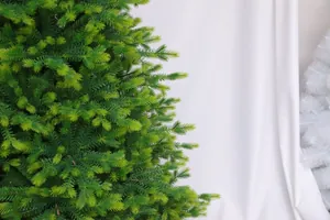 Nahaufnahme der hellgrünen PE künstlichen Weihnachtsbaumadeln mit realistischer Textur