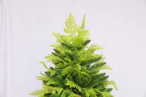 Dettaglio di un albero di Natale artificiale con aghi di pino realistici e foglie di felce