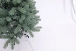Dettaglio dell'albero di Natale in abete blu con aghi grigio-verdi e base in metallo