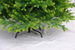 Detailansicht der grünen PE-Weihnachtsbaumbaumzweige und des stabilen Metallständers