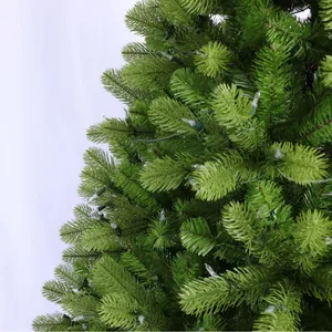 Detailaufnahme eines realistischen PE-Weihnachtsbaums mit integrierter LED-Lichterkette