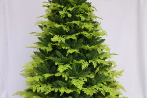 Dettaglio dell'albero di Natale artificiale con foglie in PVC verde scuro e verde chiaro