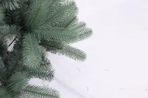 Dettaglio macro di rami di abete rosso smerigliato blu-verde con aghi realistici di Natale