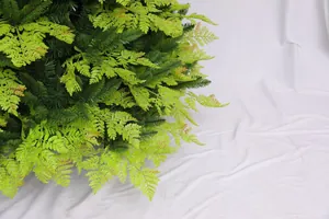 Dettaglio dei rami dell'albero di Natale in PVC bicolore con aghi di pino realistici