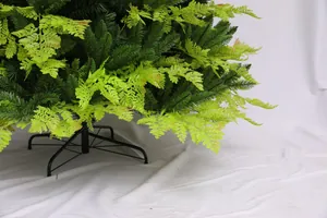 Dettaglio di aghi di pino in PVC e foglie di felce su base per albero in metallo nero