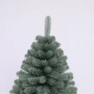 Dettaglio ravvicinato di un albero di Natale artificiale verde-blu con aghi realistici