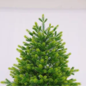 Detailansicht der Spitze eines künstlichen PE Weihnachtsbaums in sattem Hellgrün mit Nadeln