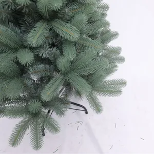Albero di Natale floccato blu-verde con aghi misti e robusta base in metallo nero