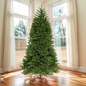 Realistischer PE/PVC Weihnachtsbaum mit Metallständer in sonnigem Wohnzimmer dekoriert