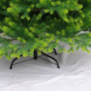 Üppiger grüner PE-Weihnachtsbaum mit stabilem vierbeinigem Metallständer als Basis