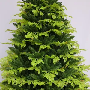 Lussureggiante albero di Natale in PVC con aghi di pino verde scuro e accenti di felce